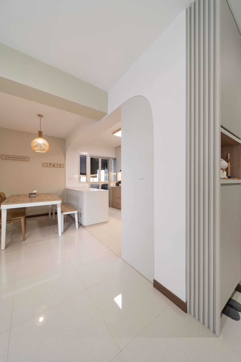 Contemporary Dining Room with Dining Table and Dining Chairs