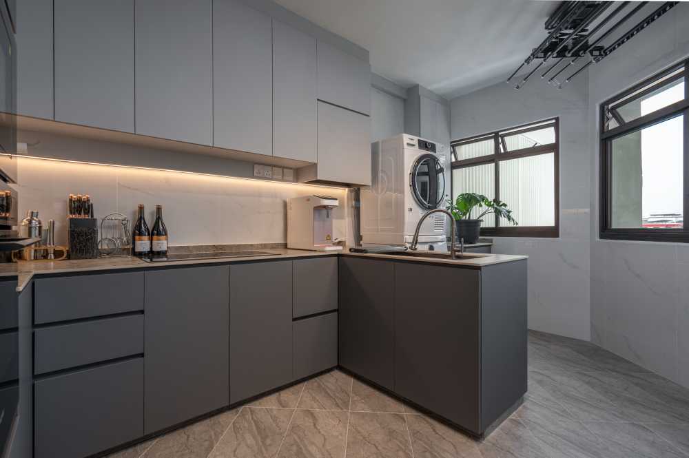 Modern Kitchen with Countertop and Homogeneous Tiles