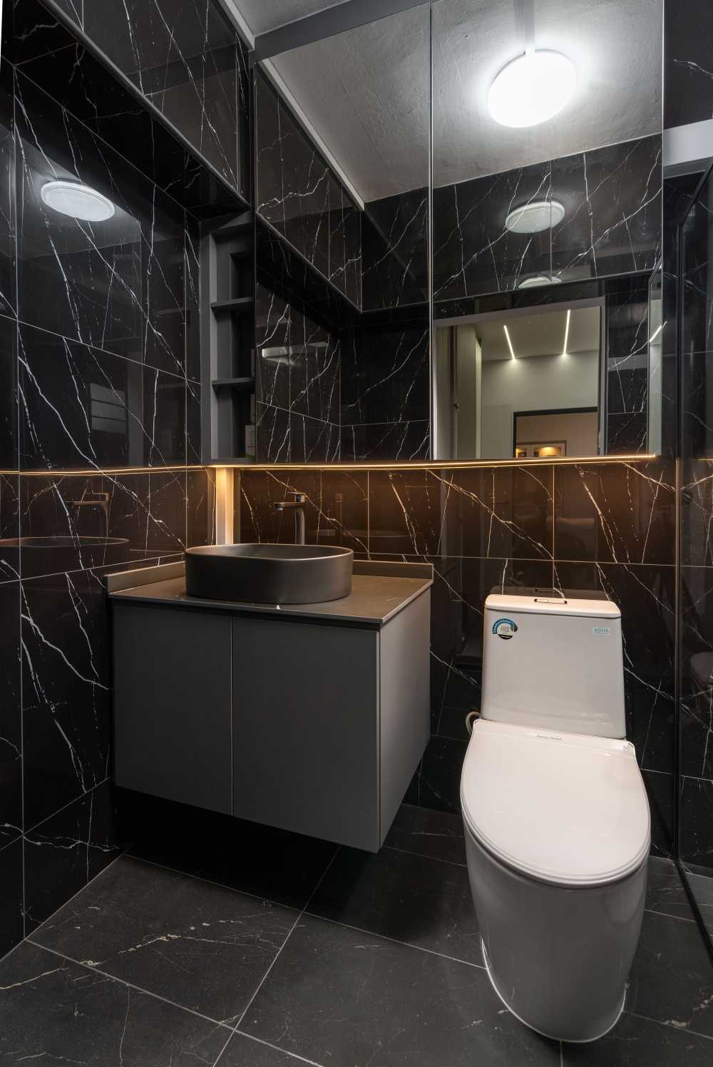 Modern Bathroom with Homogeneous Tiles and Mirror