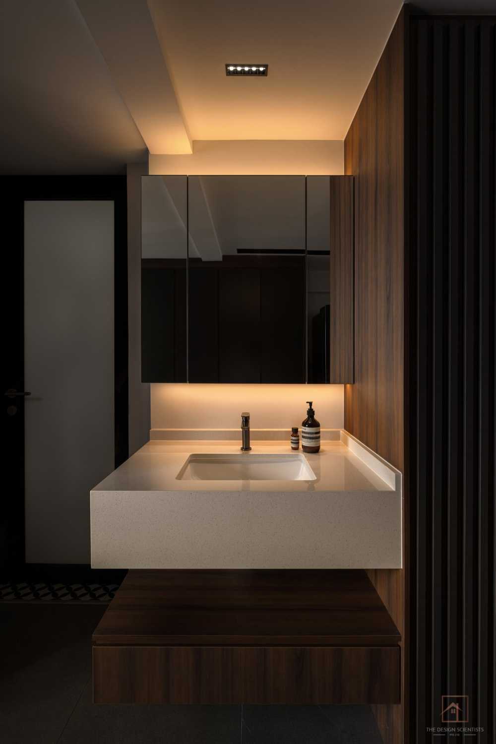Contemporary Bathroom with Mirror and Bathroom Storage