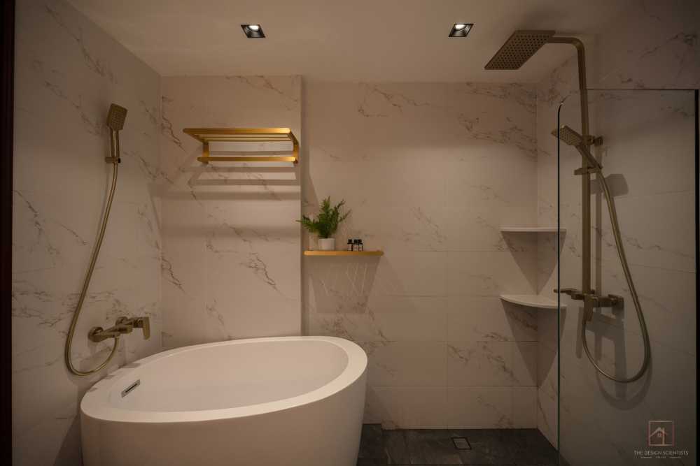 Contemporary Bathroom with Mirror and Bathtub