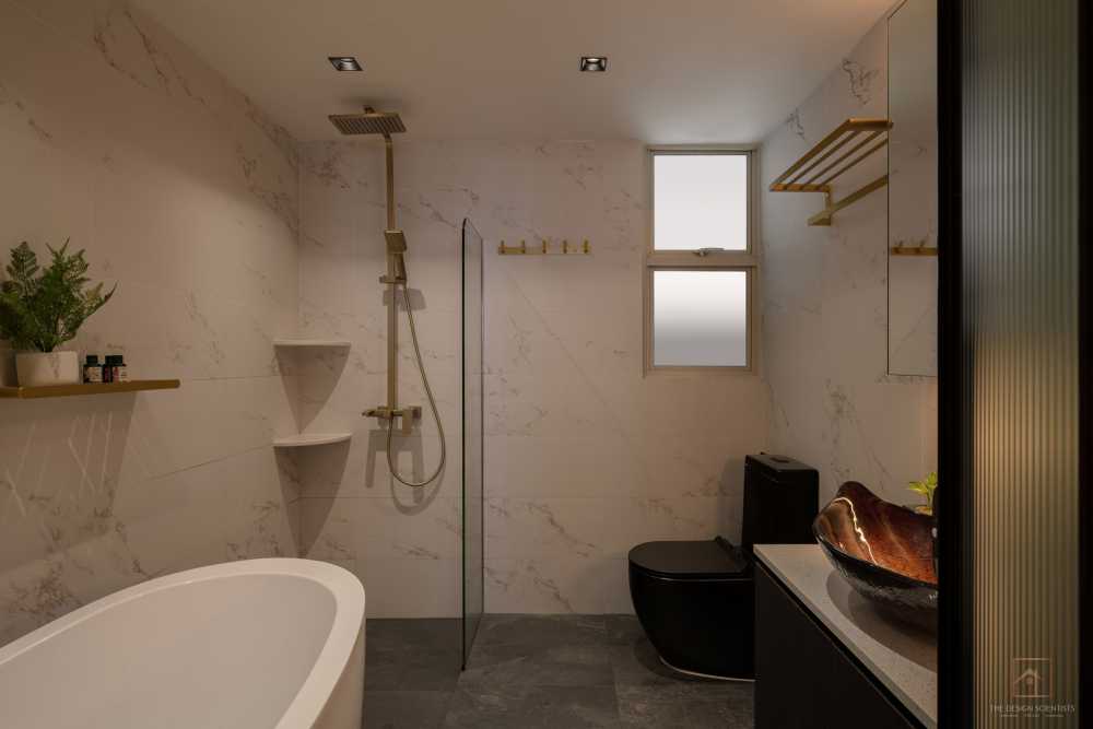 Contemporary Bathroom with Homogeneous Tiles and Bathtub