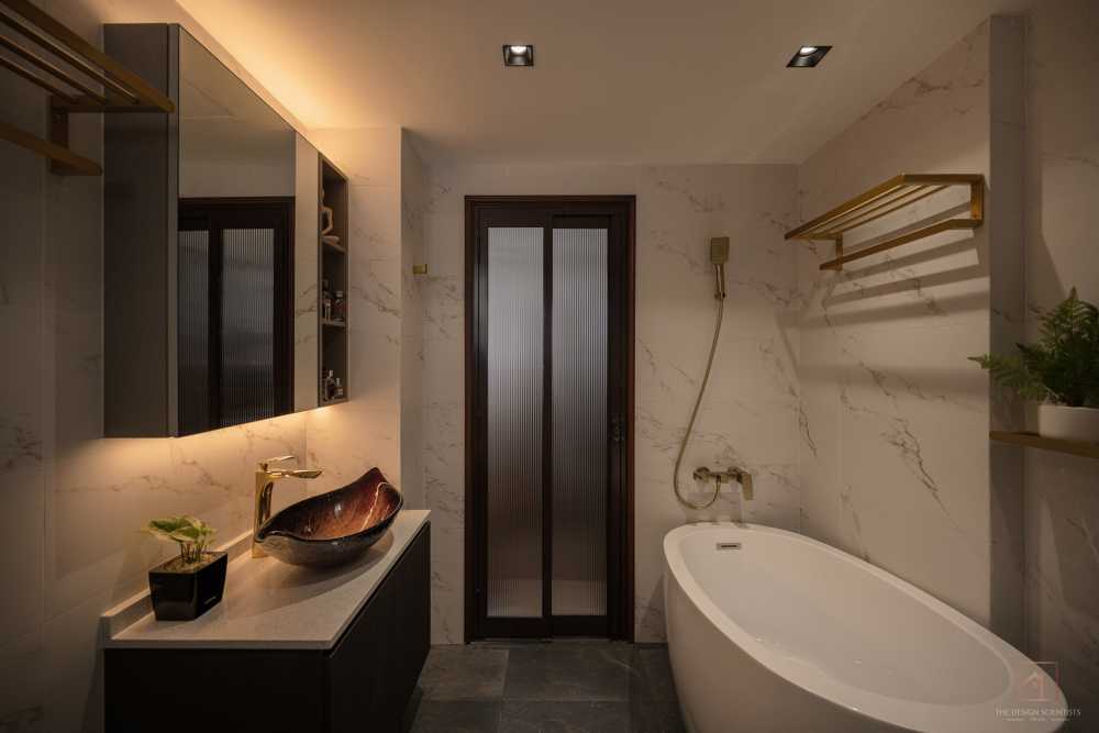 Contemporary Bathroom with Mirror and Bathtub