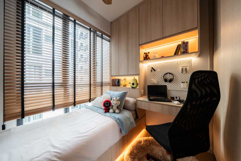 Minimalist Bedroom with Platform Bed and Homogeneous Tiles