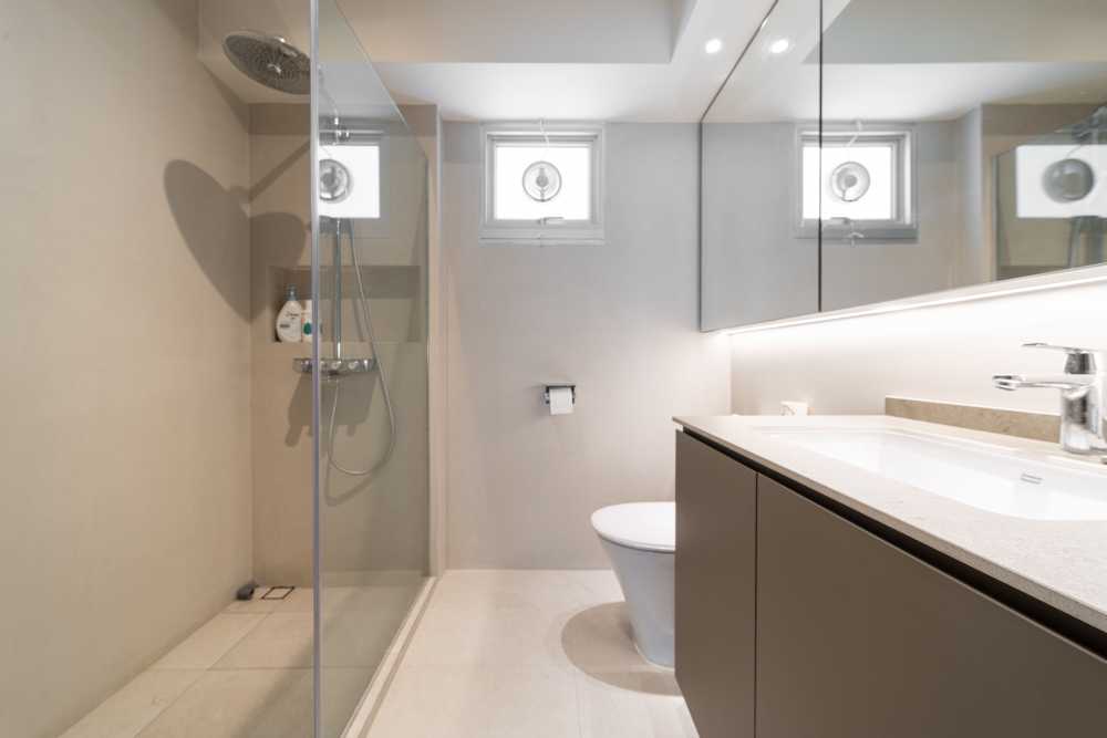Minimalist Bathroom with Countertop and Homogeneous Tiles