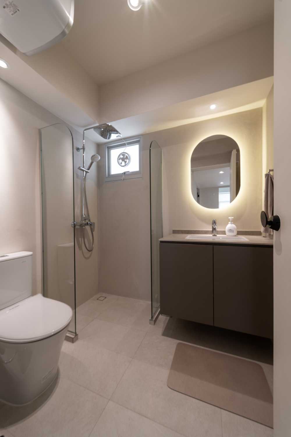 Minimalist Bathroom with Countertop and Homogeneous Tiles