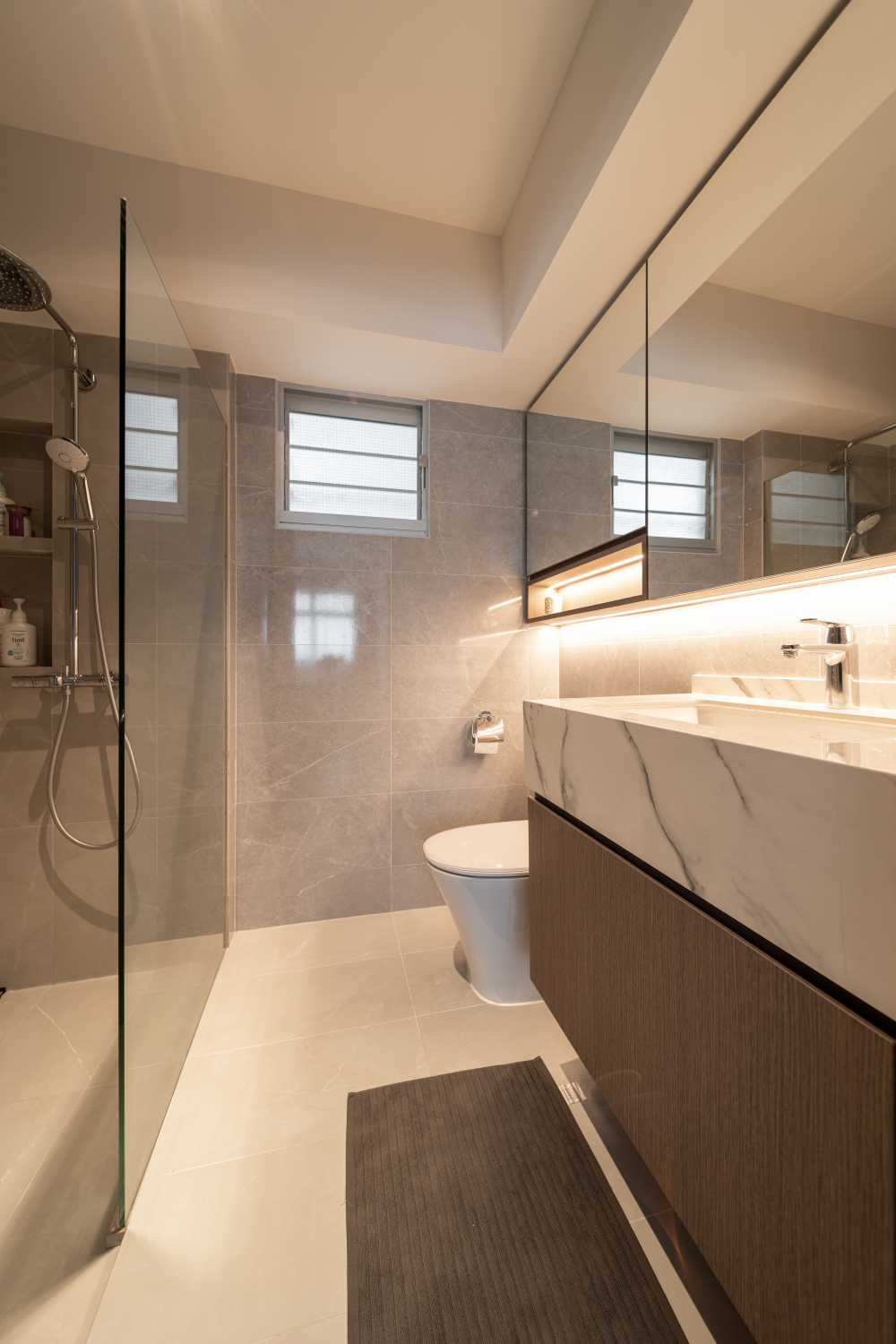 Modern Bathroom with Countertop and Homogeneous Tiles
