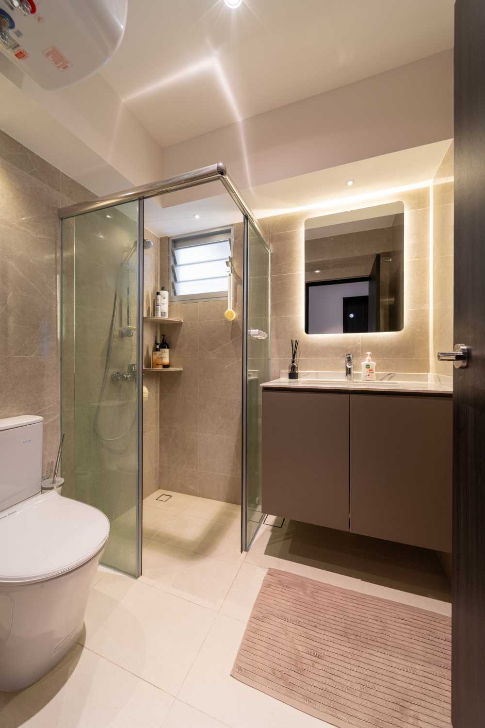 Modern Bathroom with Homogeneous Tiles and Mirror