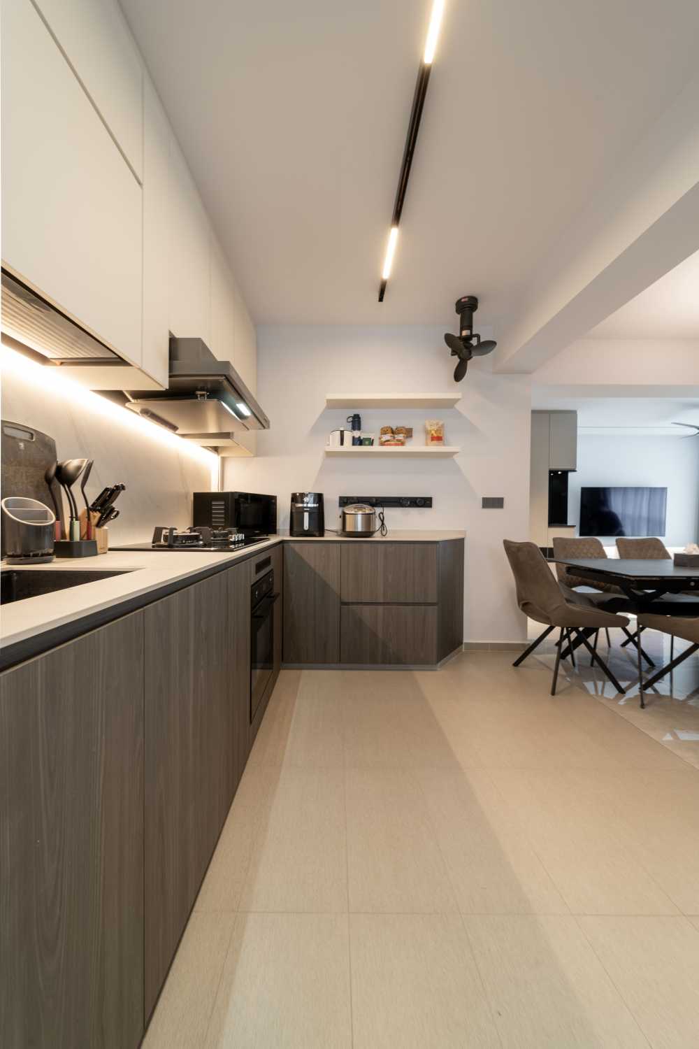 Modern Kitchen with Countertop and Open Kitchen
