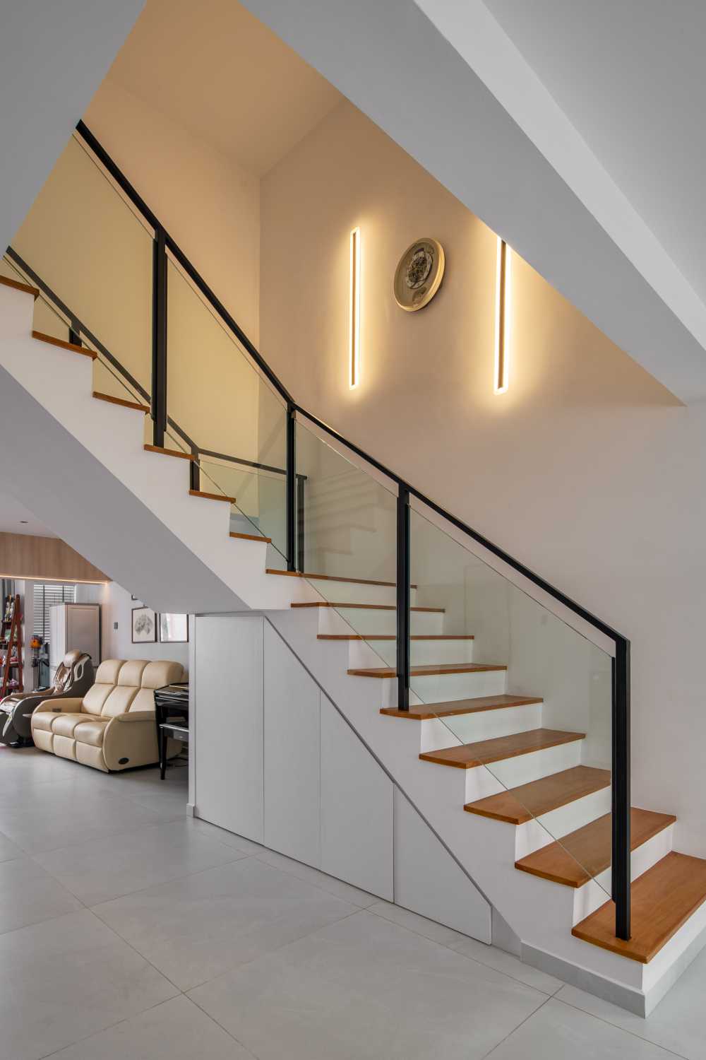 Scandinavian Living Room with Homogeneous Tiles and Flooring