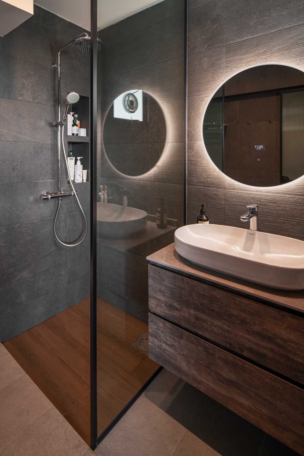 Scandinavian Bathroom with Homogeneous Tiles and Wood Flooring