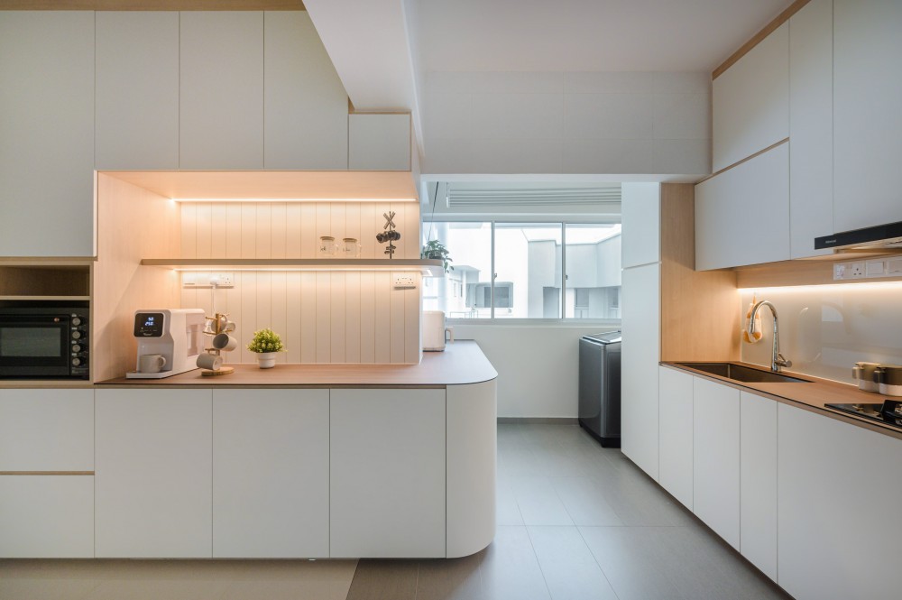 Minimalist Kitchen with Countertop and Homogeneous Tiles