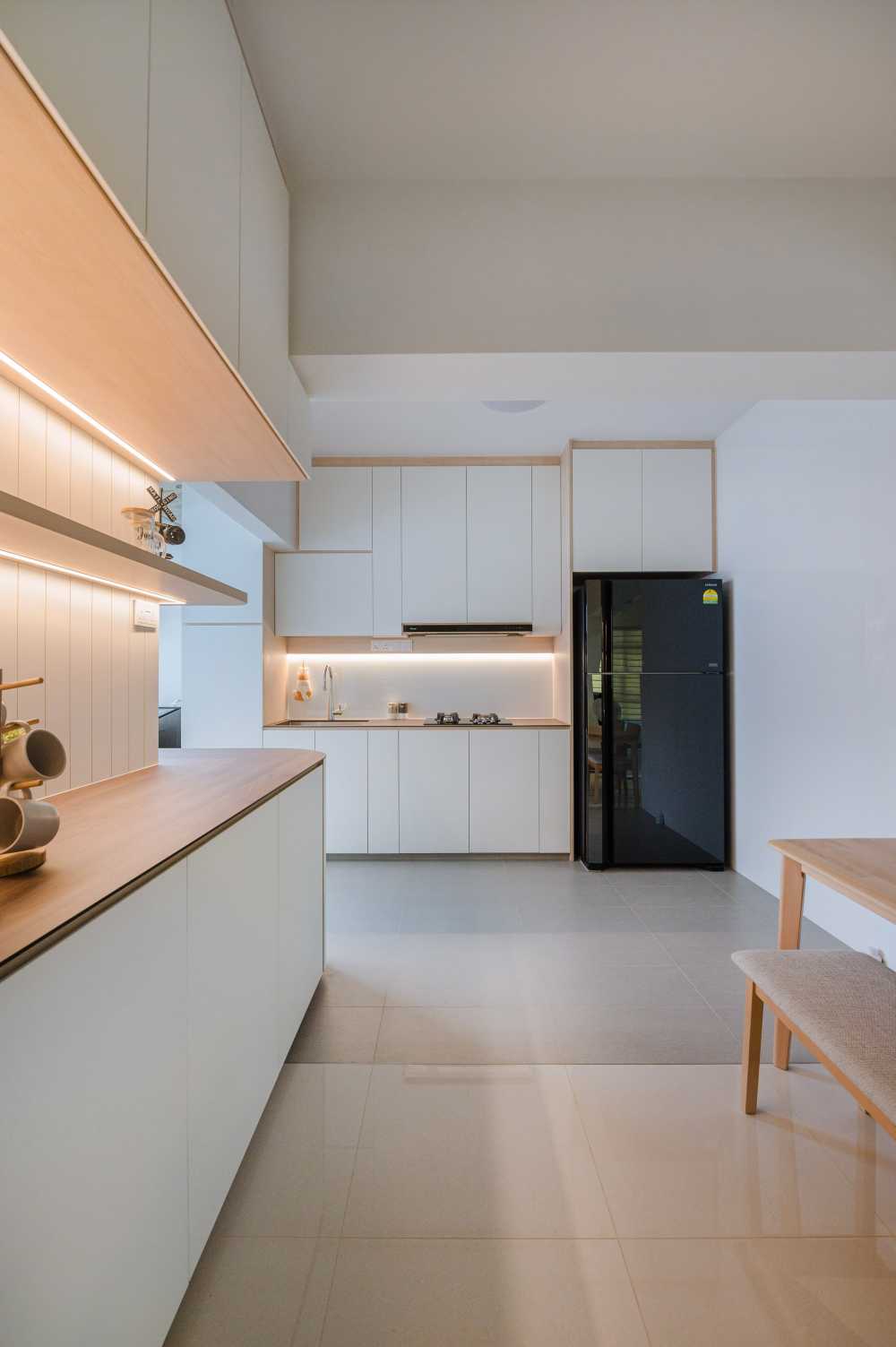 Minimalist Kitchen with Open Kitchen and Kitchen Backsplash