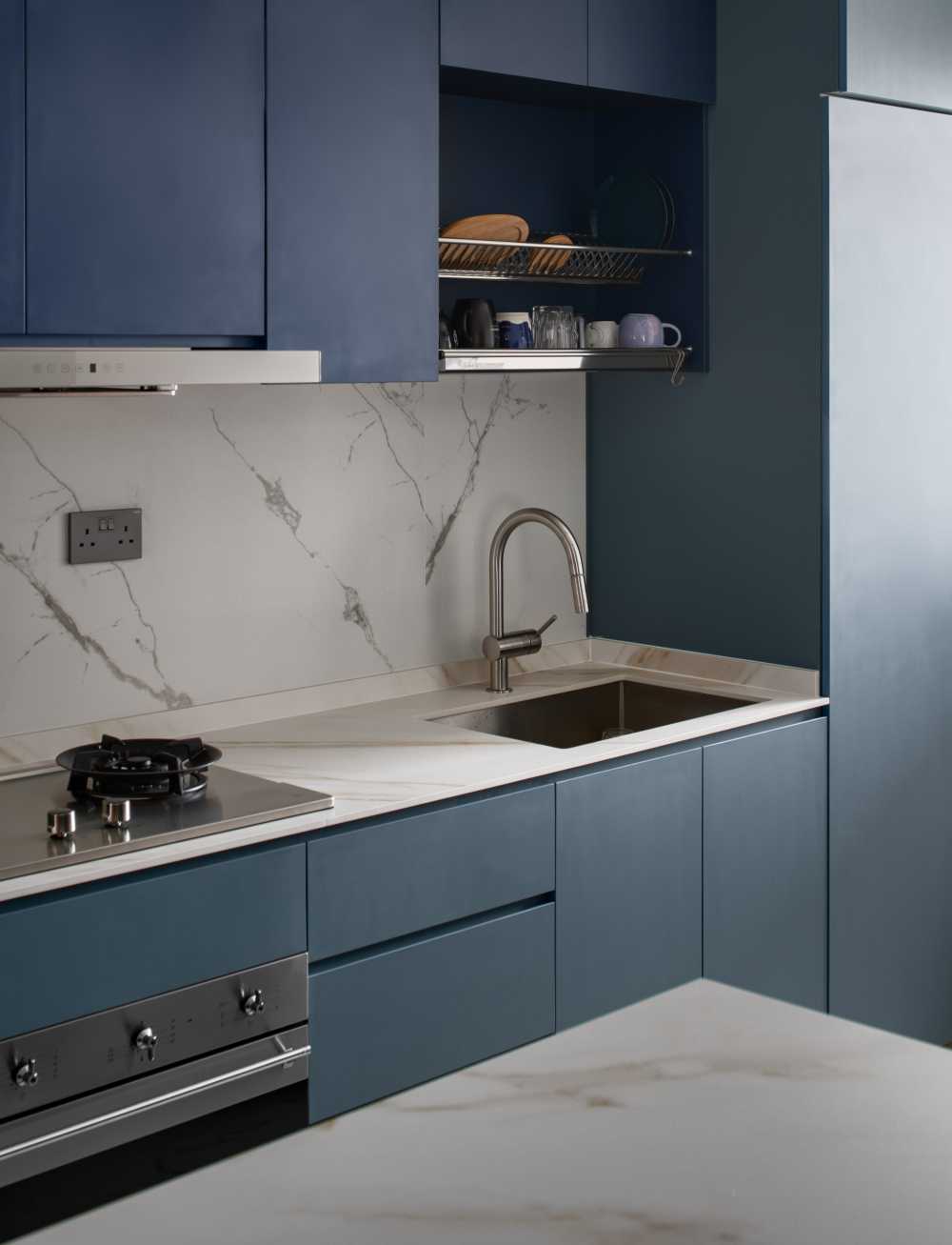 Contemporary Kitchen with Open Kitchen and Kitchen Backsplash