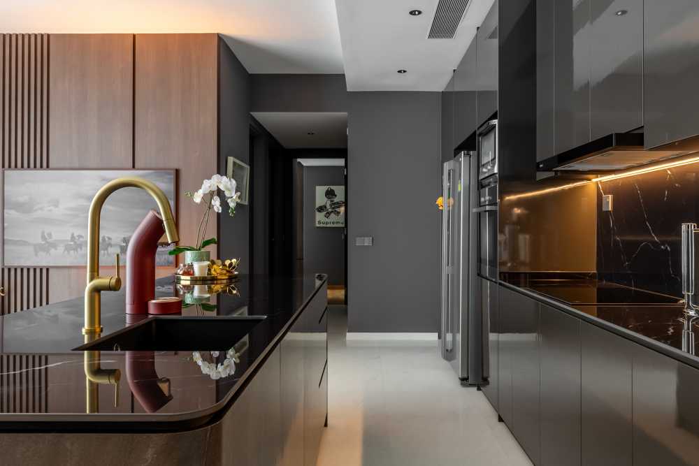 Contemporary Kitchen with Open Kitchen and Kitchen Accessories