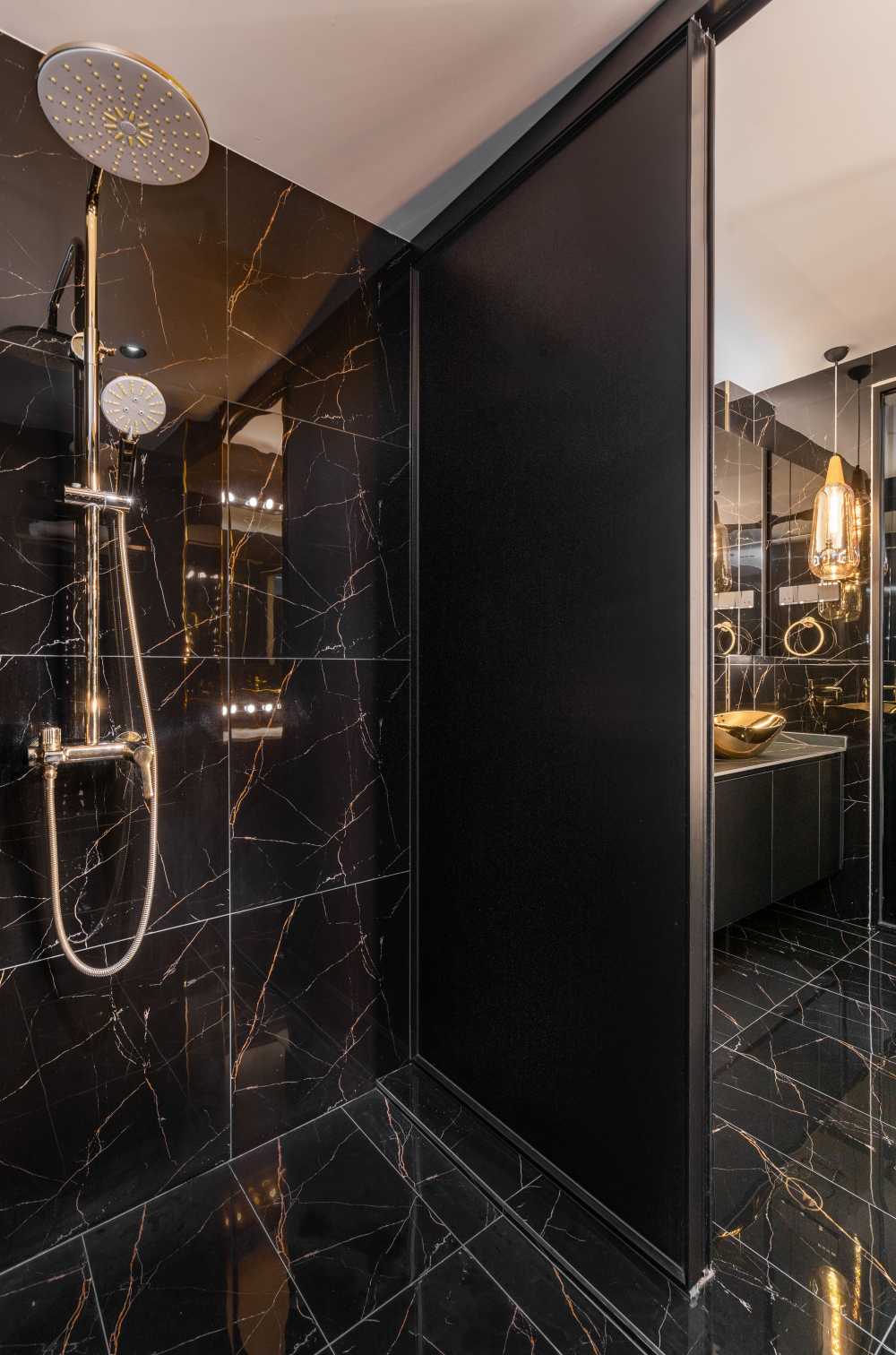 Modern Bathroom with Homogeneous Tiles and Shower Screen