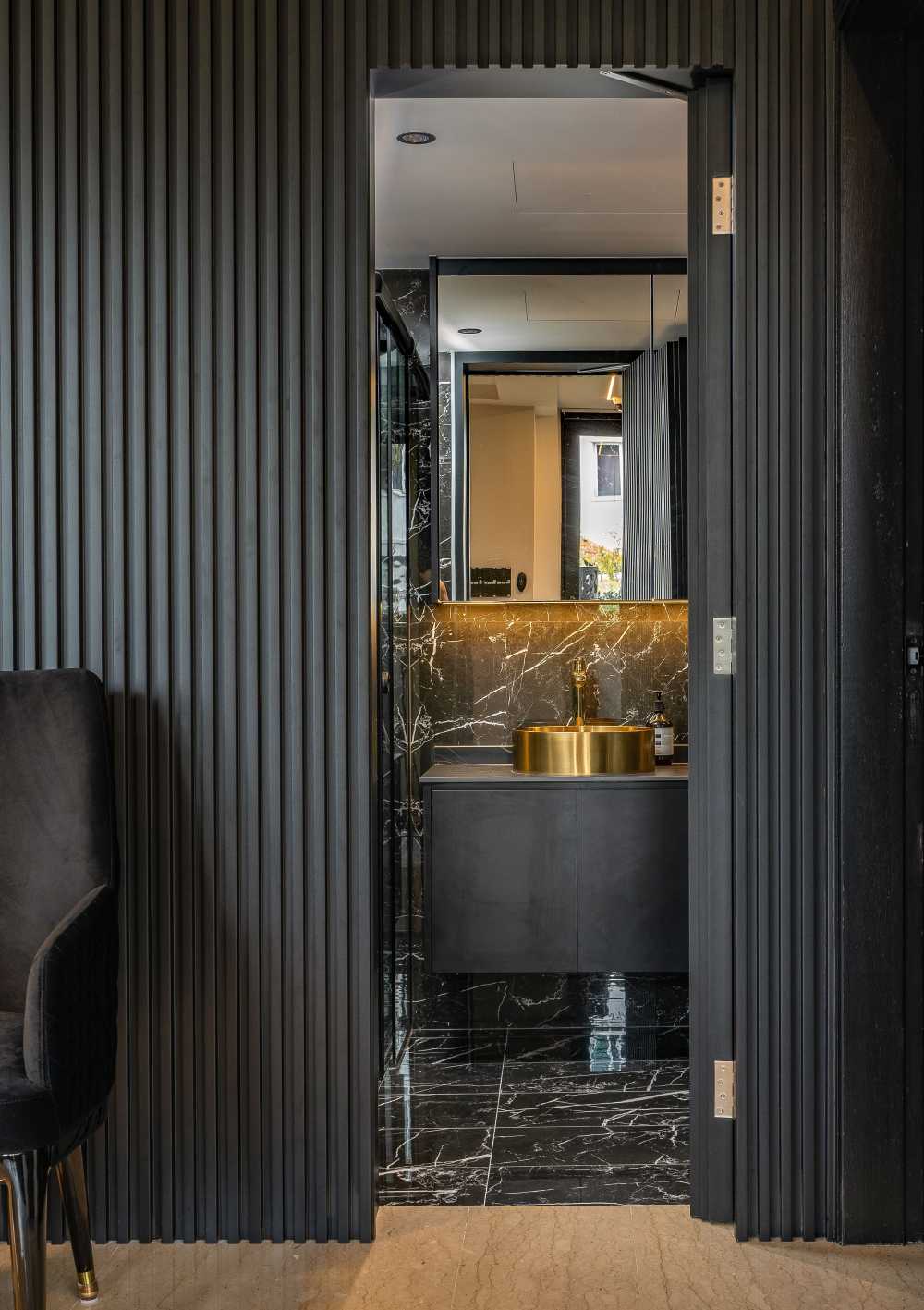 Modern Bathroom with Homogeneous Tiles and Mirror