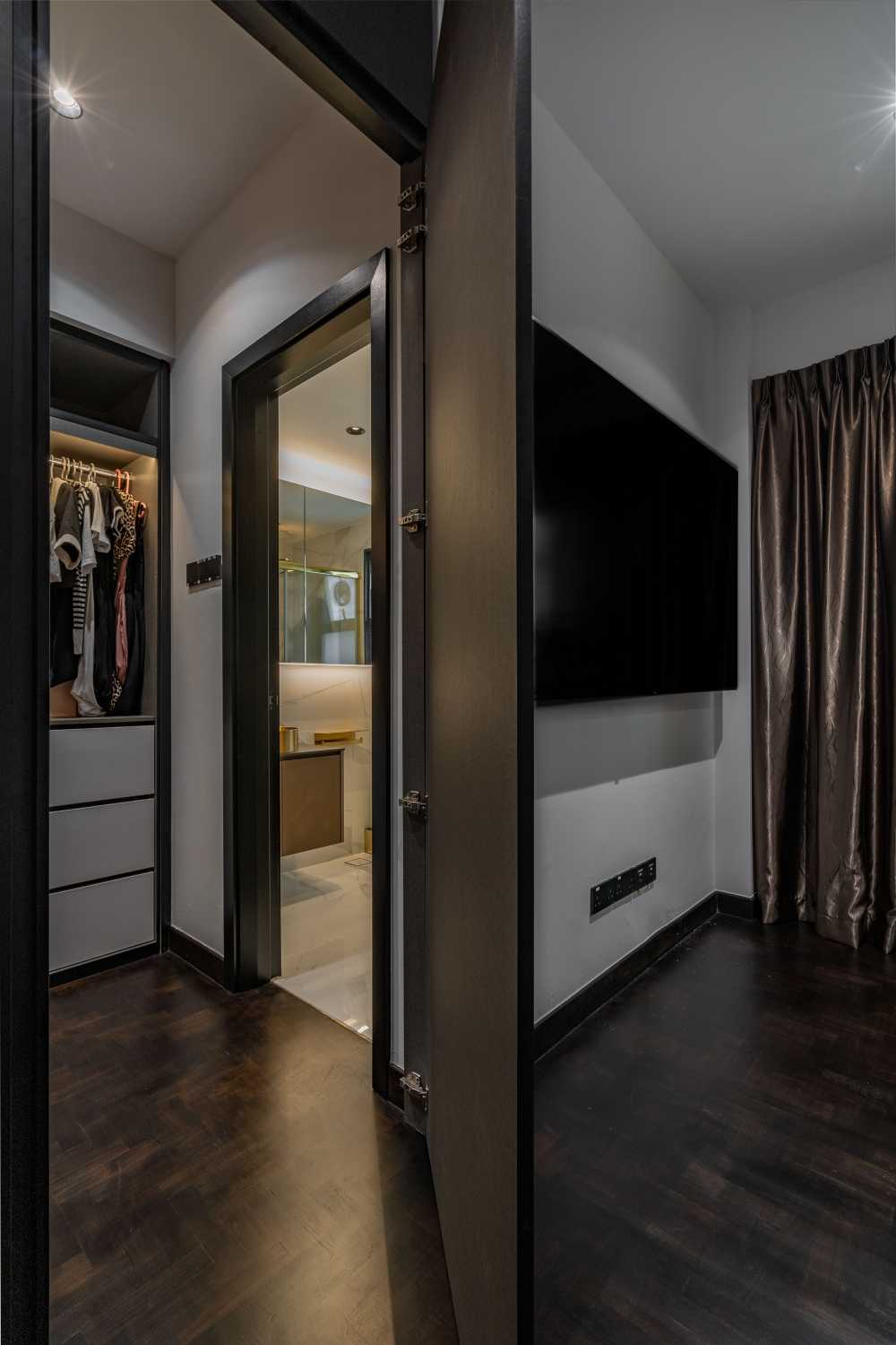Modern Bedroom with Vinyl Flooring and Parquet Floor