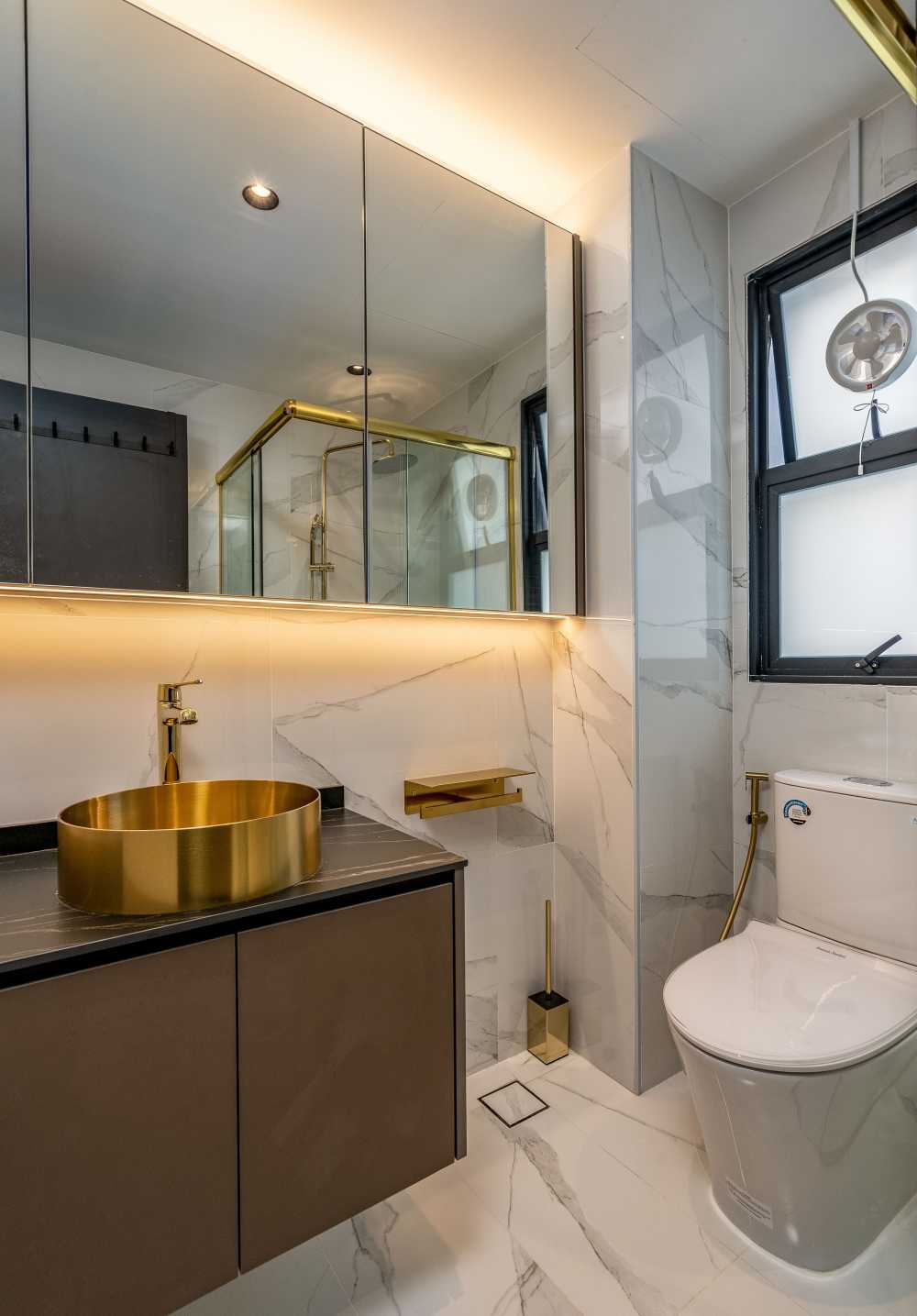 Modern Bathroom with Homogeneous Tiles and Mirror