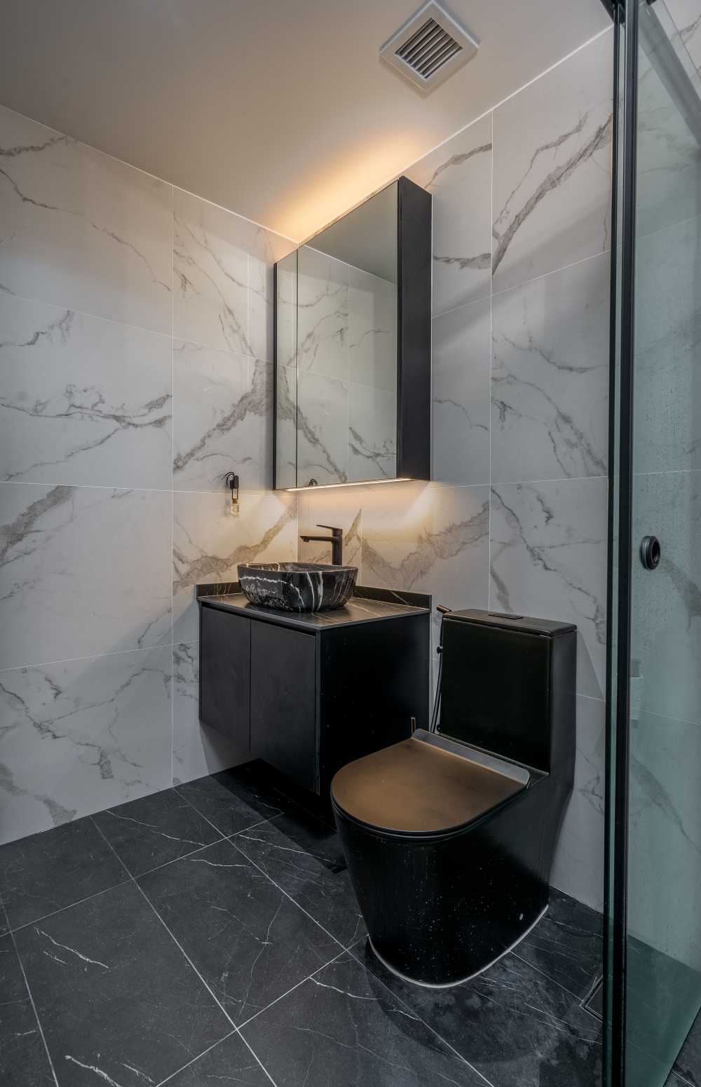 Modern Bathroom with Countertop and Homogeneous Tiles