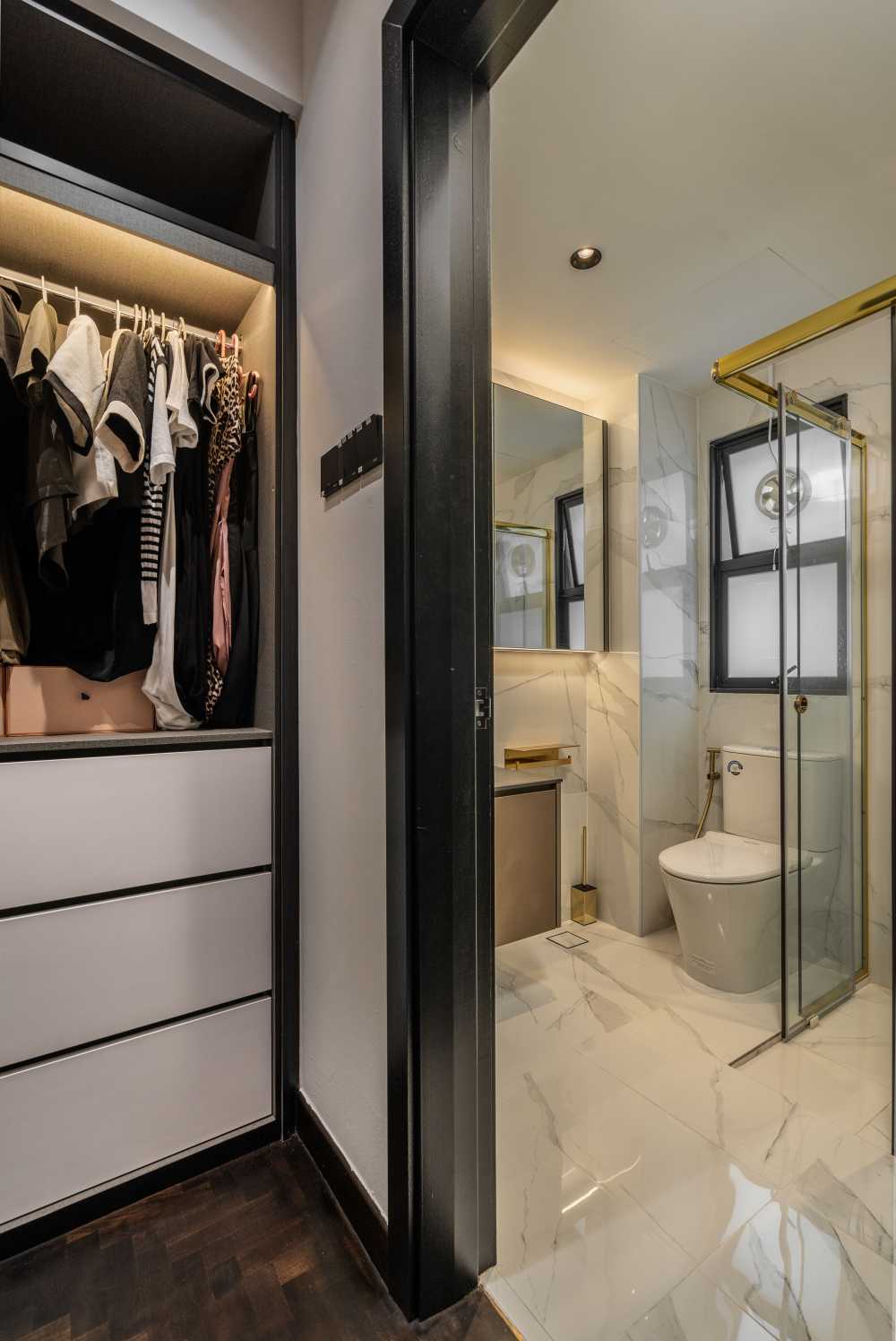 Modern Bathroom with Mirror and Bathroom Storage