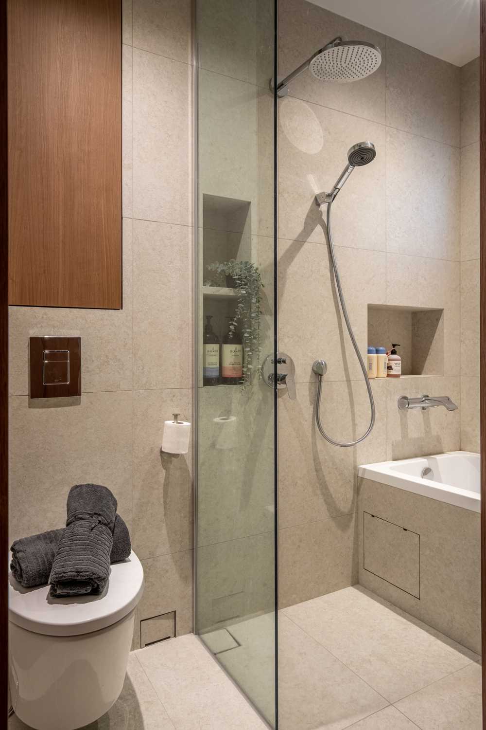 Modern Bathroom with Mirror and Bathtub