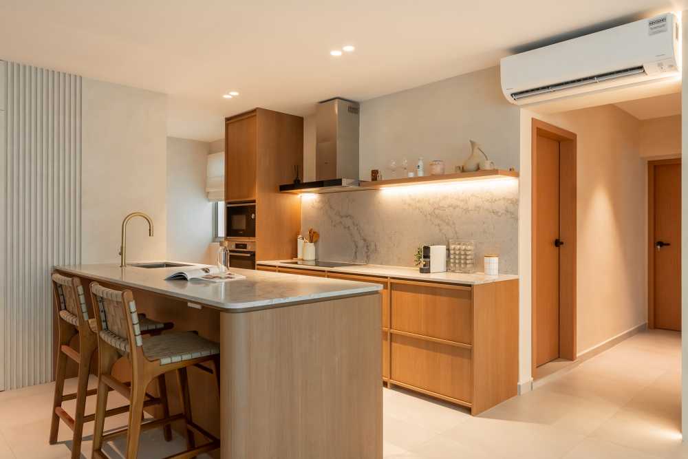 Modern Kitchen with Open Kitchen and Kitchen Accessories