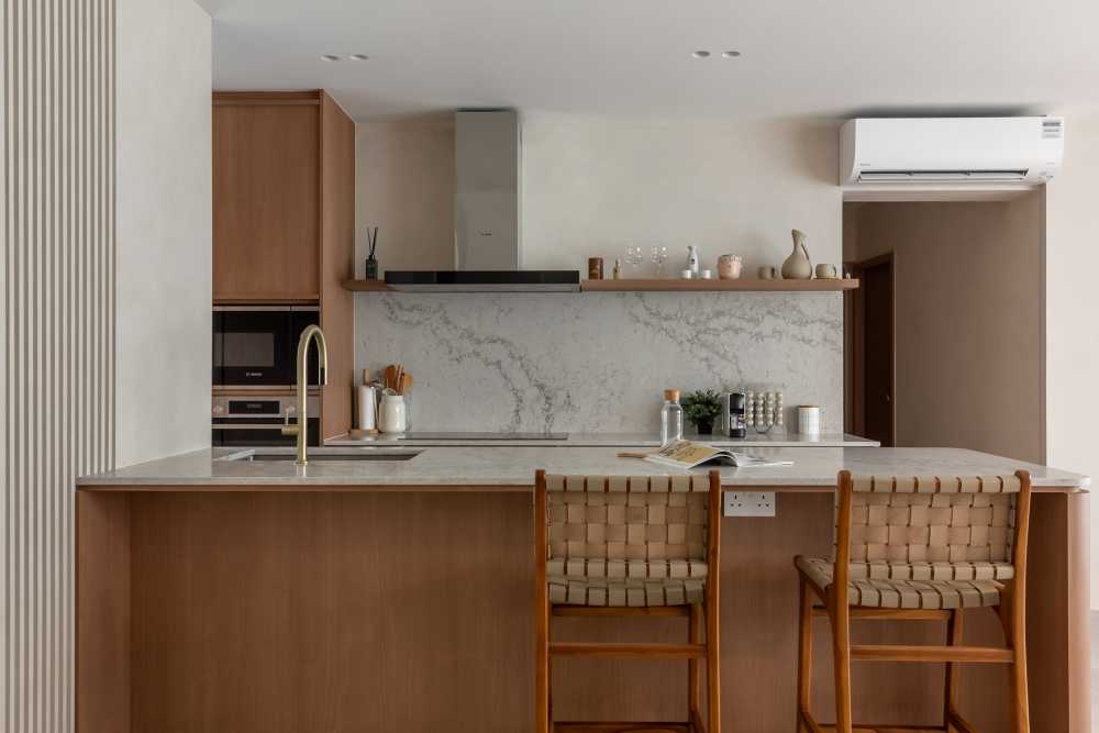 Modern Kitchen with Breakfast Counter and Kitchen Backsplash