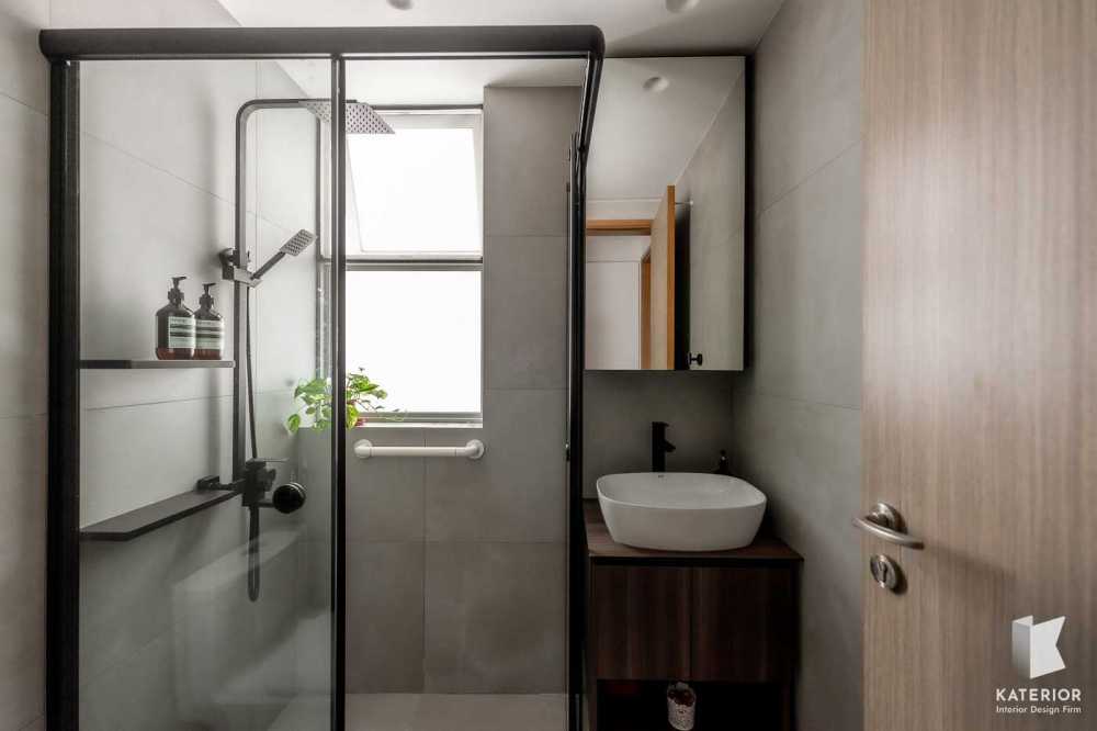 Contemporary Bathroom with Shower Screen and Rainshower