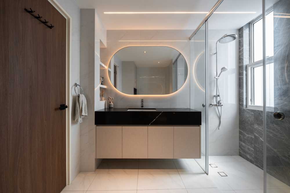 Contemporary Bathroom with Mirror and Bathroom Storage