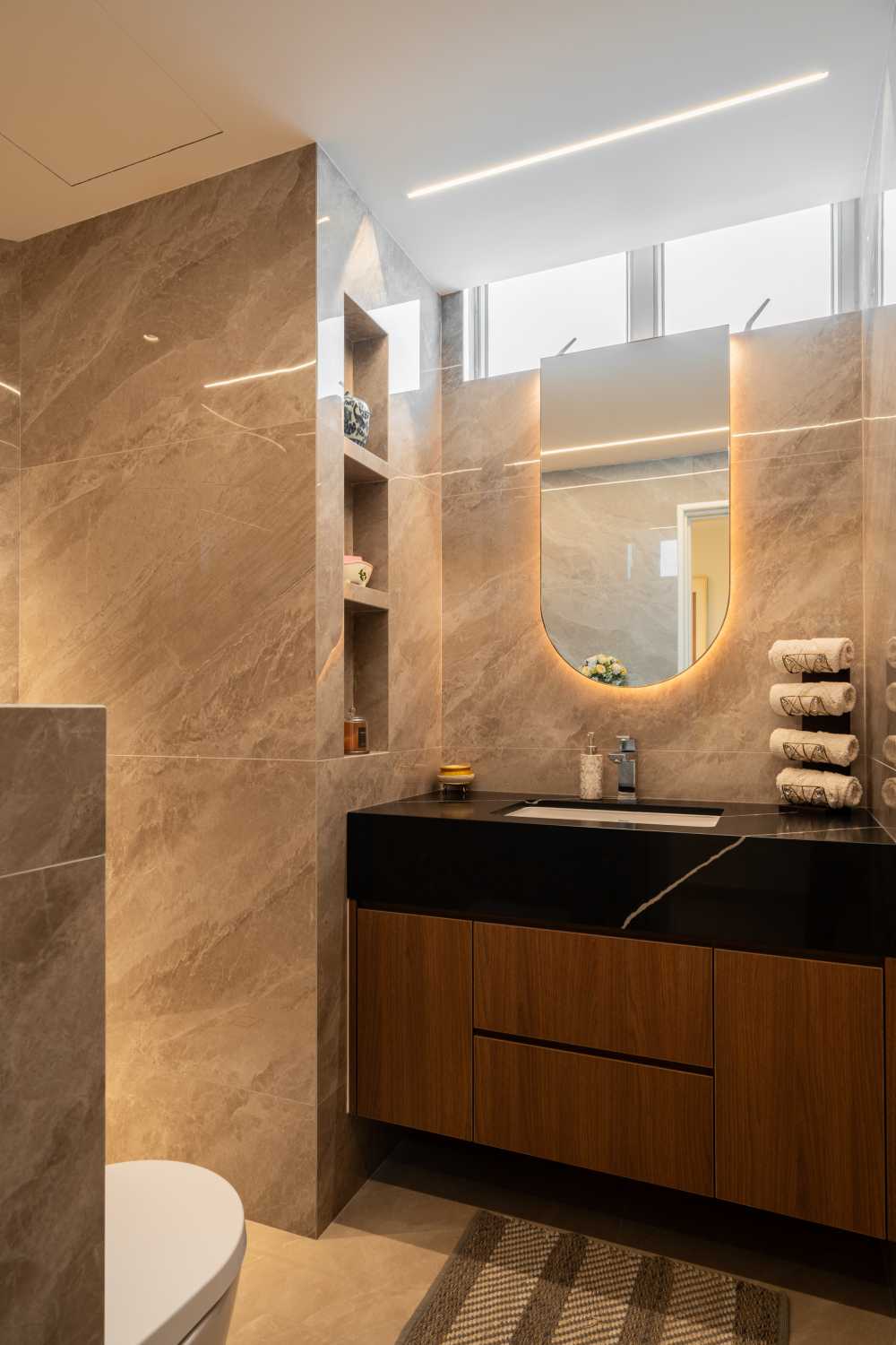 Contemporary Bathroom with Homogeneous Tiles and Shower Screen