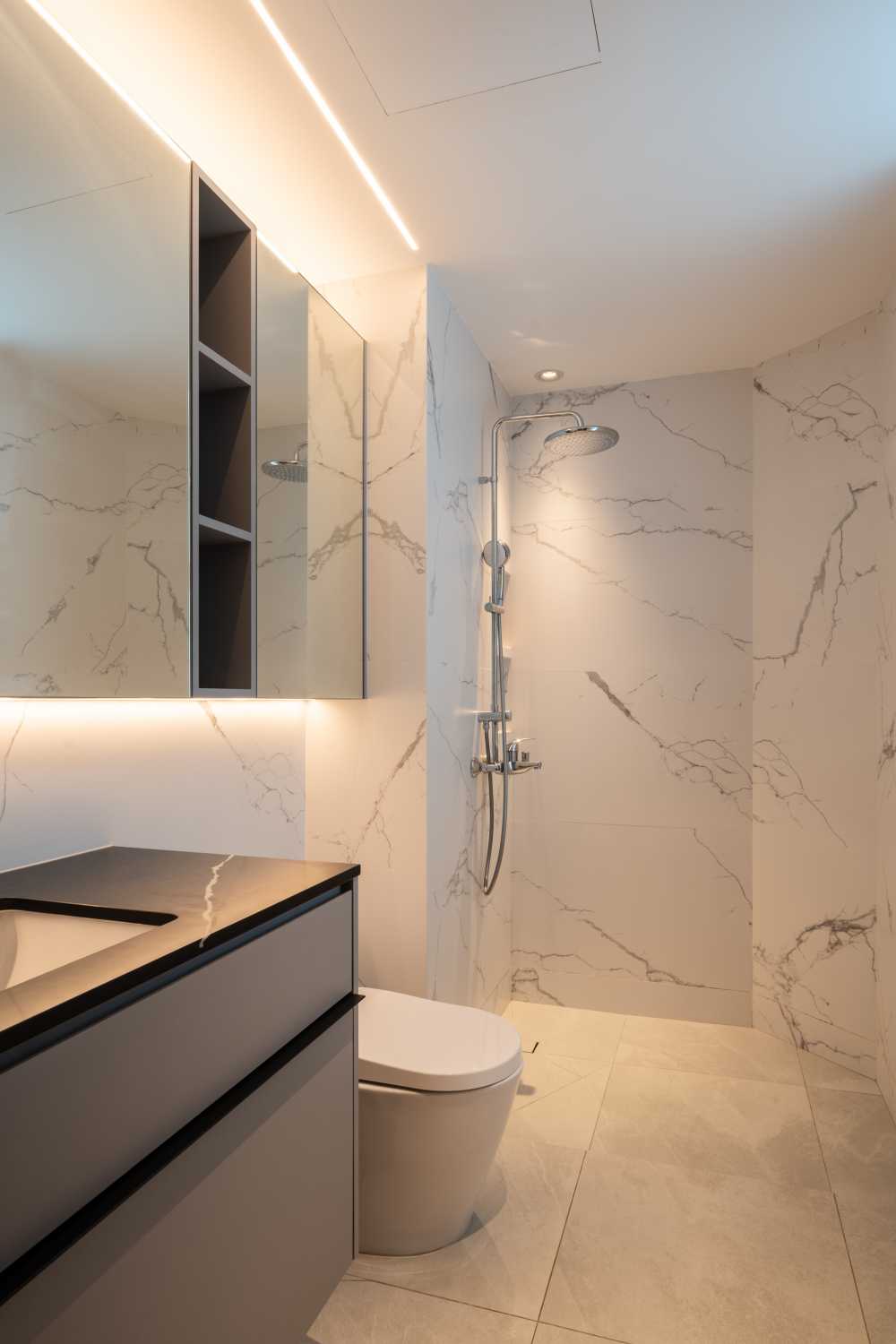 Contemporary Bathroom with Vinyl Flooring and Homogeneous Tiles