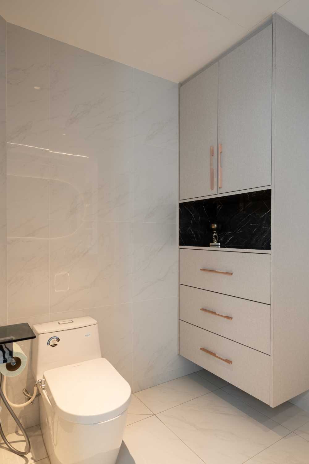 Contemporary Bathroom with Homogeneous Tiles and Rainshower
