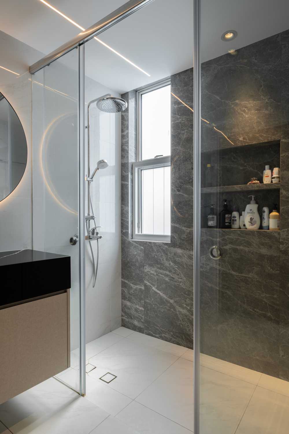 Contemporary Bathroom with Homogeneous Tiles and Mirror