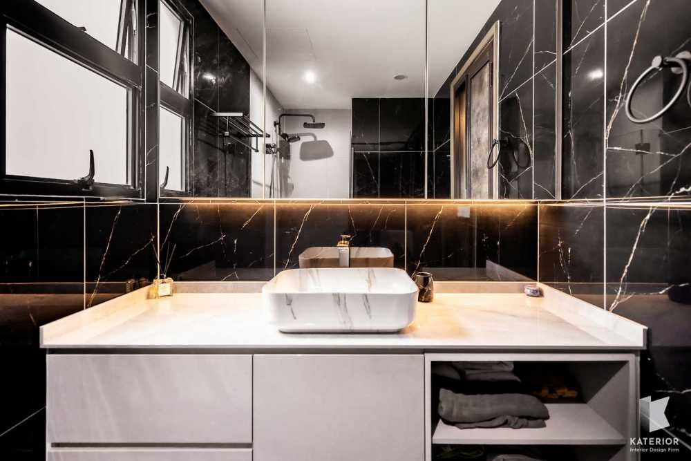 Modern Bathroom with Homogeneous Tiles and Mirror