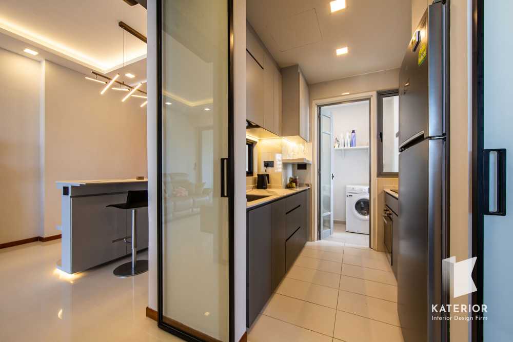 Contemporary Kitchen with Homogeneous Tiles and Herringbone Tiling