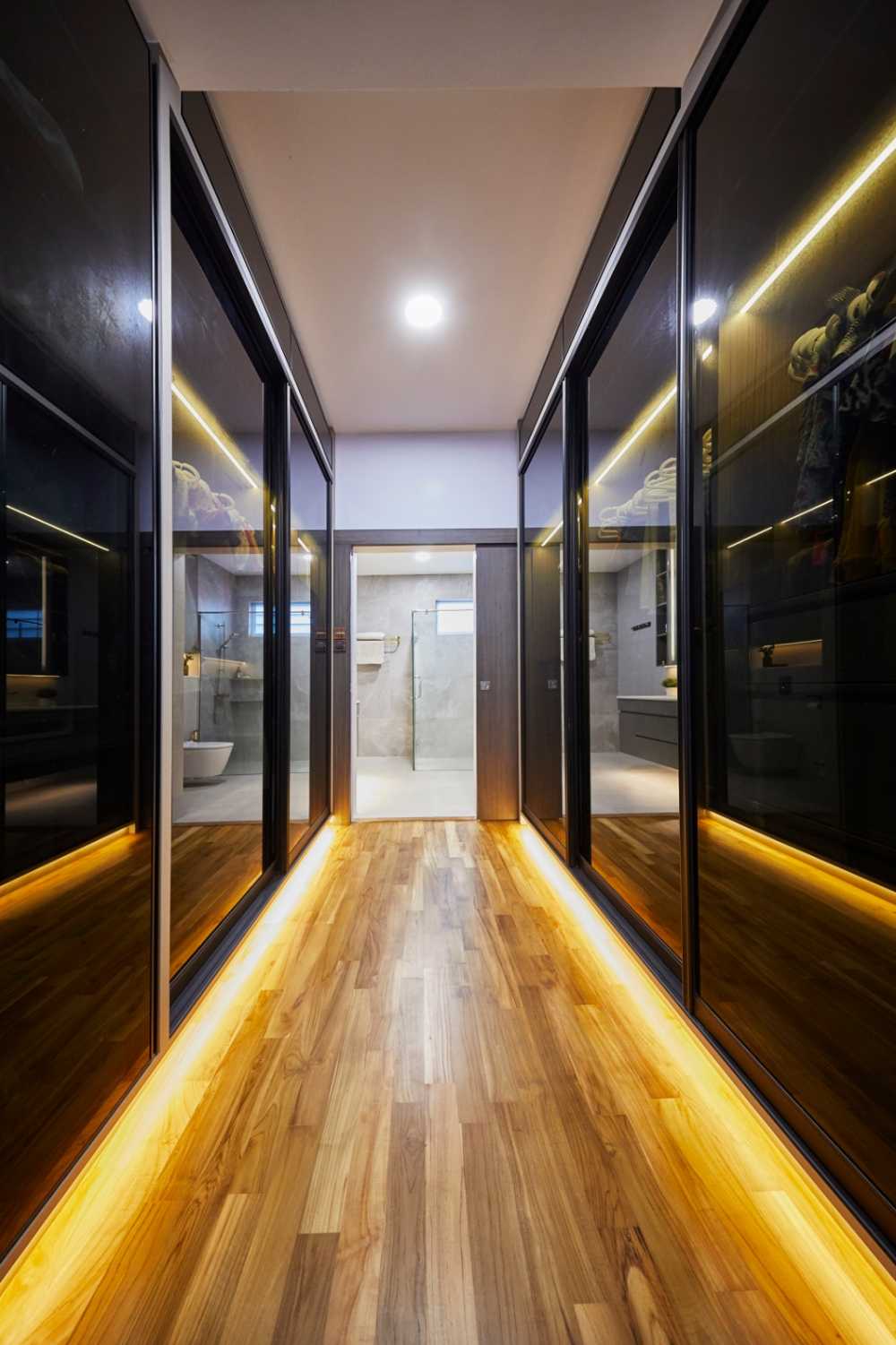 Minimalist Walk-in Wardrobe with Wardrobe and Sliding Wardrobe