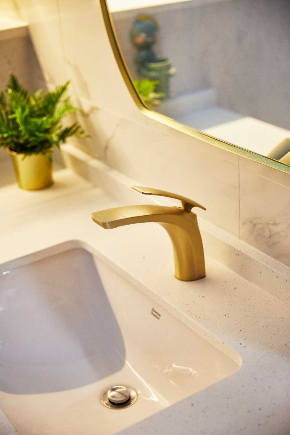Minimalist Bathroom with Marble Floor and Mirror