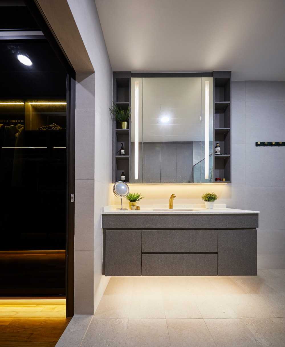 Minimalist Bathroom with Mirror and Bathtub
