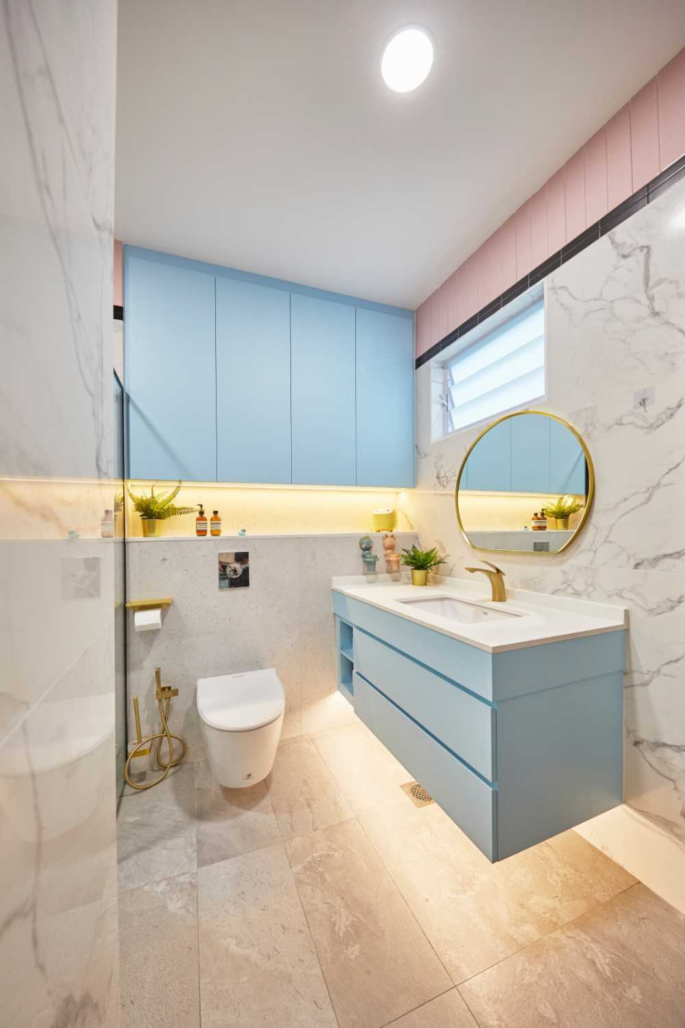 Minimalist Bathroom with Parquet Floor and Marble Floor