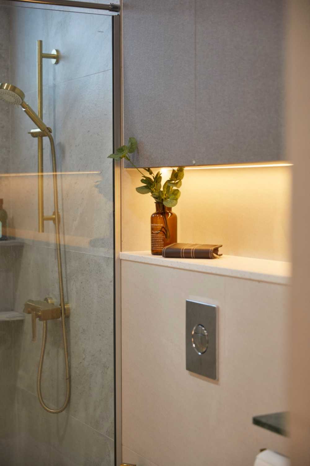 Minimalist Bathroom with Mirror and Bathroom Storage