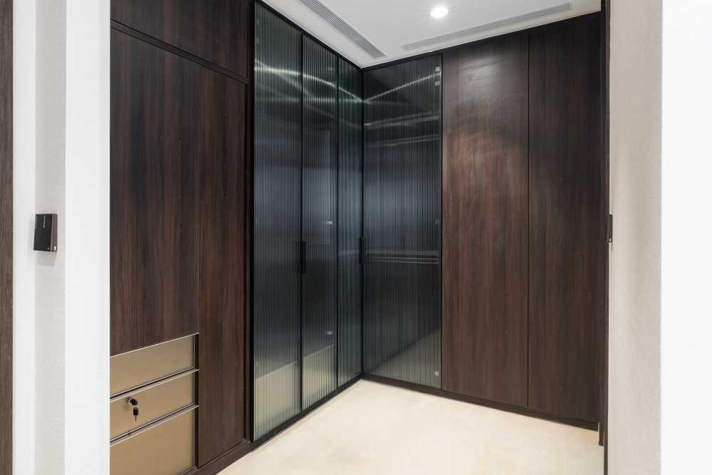 Contemporary Walk-in Wardrobe with Mirror and Wardrobe