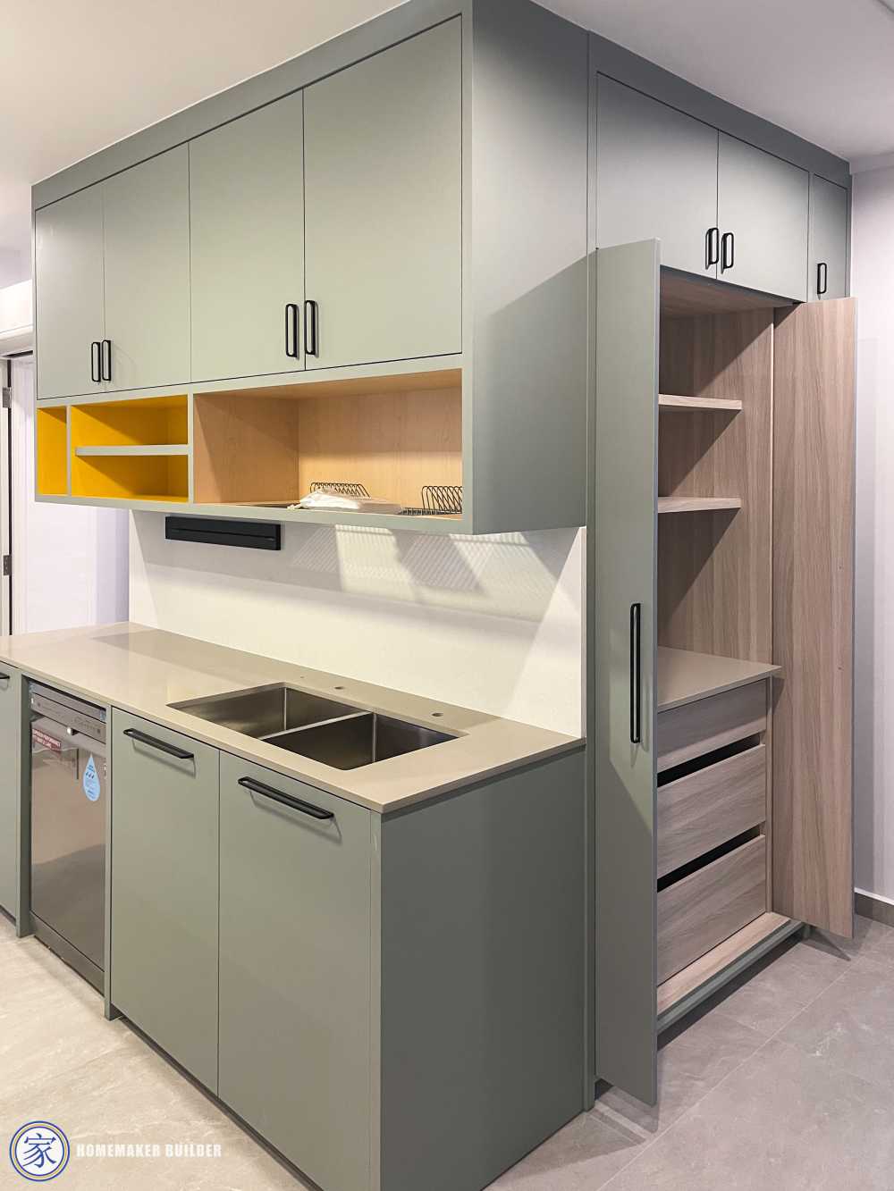 Eclectic Kitchen with Homogeneous Tiles and Kitchen Island