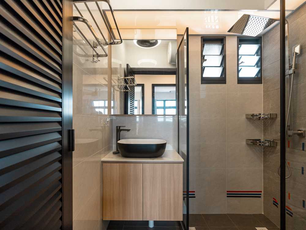Contemporary Bathroom with Mirror and Vanity Counter