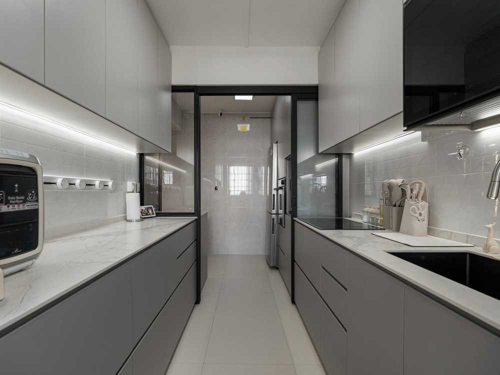 Contemporary Kitchen with Homogeneous Tiles and Open Kitchen