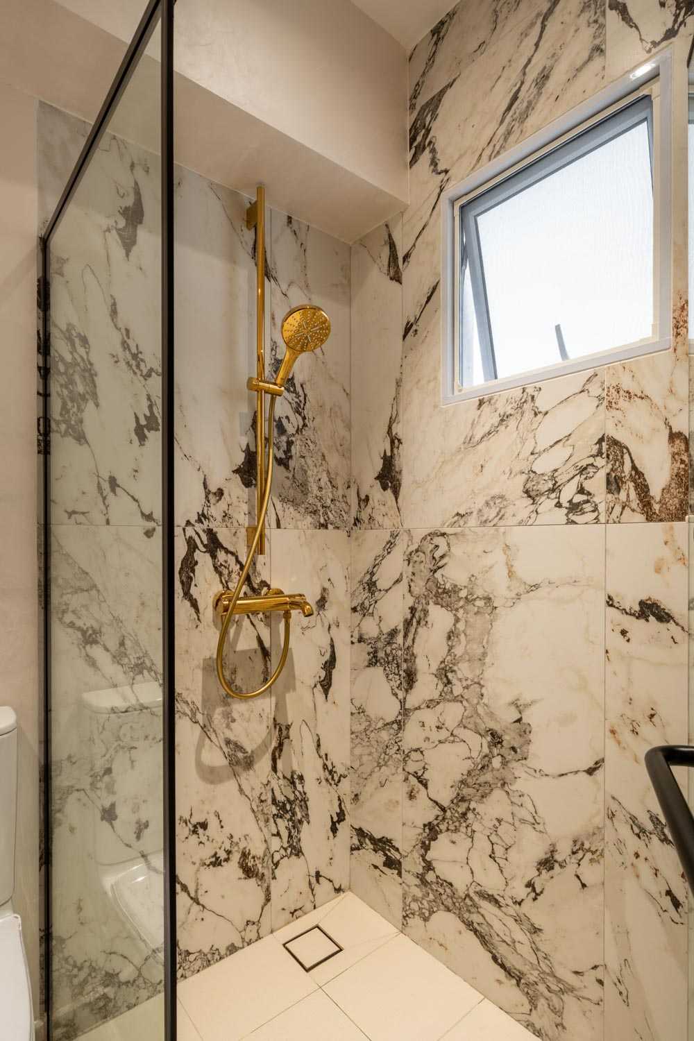 Minimalist Bathroom with Marble Floor and Showers