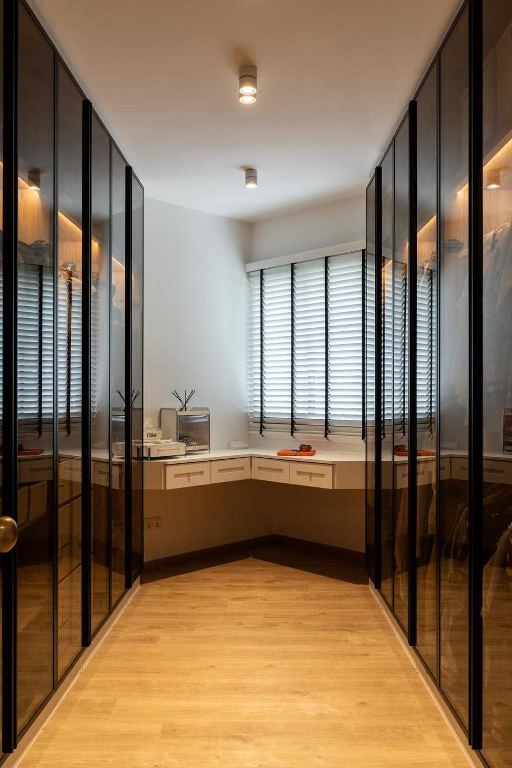Minimalist Walk-in Wardrobe with Mirror and Wardrobe