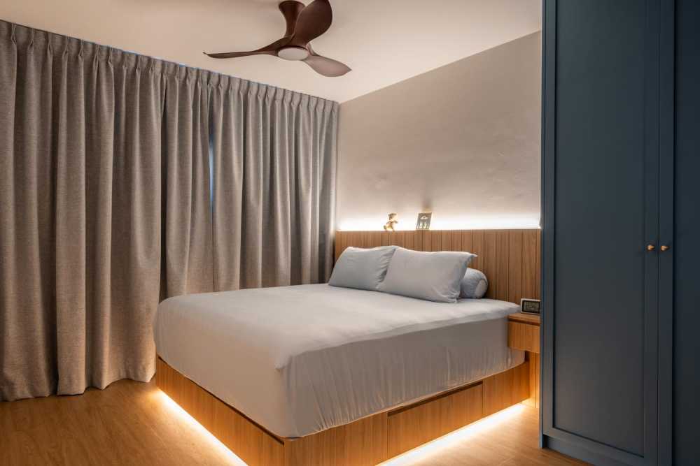 Country Bedroom with Platform Bed and Wood Flooring