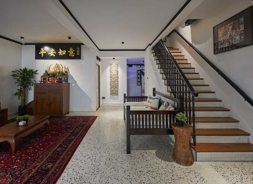 Asian Living Room with Homogeneous Tiles and Parquet Floor