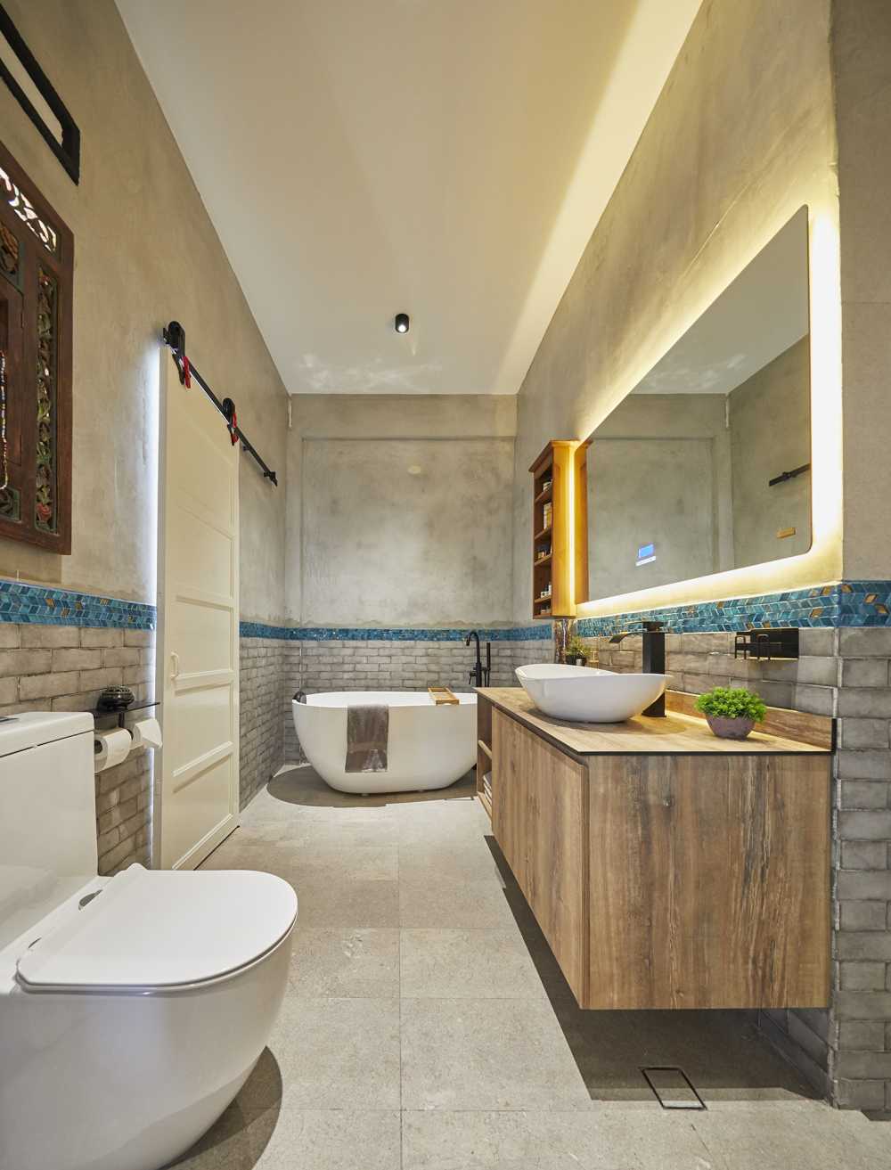 Asian Bathroom with Vinyl Flooring and Homogeneous Tiles